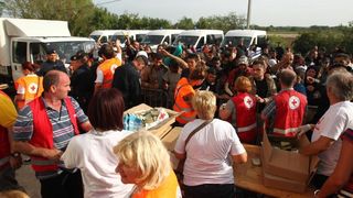 Tovarnik: Iscrpljenim izbjeglicama koji čekaju vlak volonteri Crvenog križa pružaju svekoliku pomoć. Photo: Zeljko Lukunic/PIXSELL Tovarnik: Iscrpljenim izbjeglicama koji čekaju vlak volonteri Crvenog križa pružaju svekoliku pomoć. Photo: Zeljko Lukunic/PIXSELL