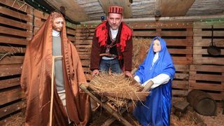 Razvodje – Marko Duvancic, jedan od najpoznatijih proizvodjaca vina oducio je da na svom imanju osim bacava od vina koje je pretvorio u sobe za smjestaj gostiju iznenadi svoje goste a posebno djecu bozicnom bajkom. U tom stilu okitio je i osvijetlio svoje Razvodje – Marko Duvancic, jedan od najpoznatijih proizvodjaca vina oducio je da na svom imanju osim bacava od vina koje je pretvorio u sobe za smjestaj gostiju iznenadi svoje goste a posebno djecu bozicnom bajkom. U tom stilu okitio je i osvijetlio svoje