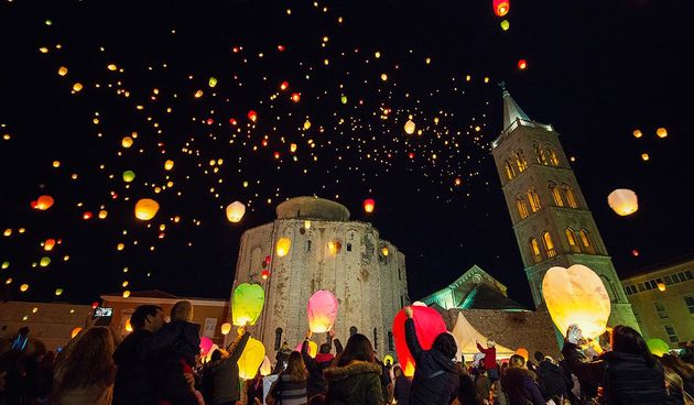 Humanitarni svjetlosni spektakl “Zaželi ljubav” po peti put na zadarskom Forumu.