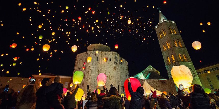 Humanitarni svjetlosni spektakl “Zaželi ljubav” po peti put na zadarskom Forumu.
