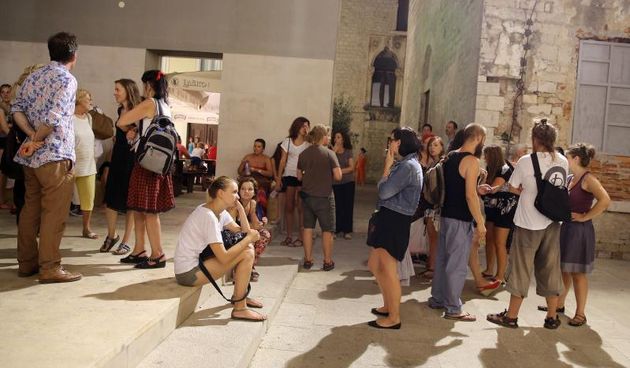 07.08.2013., Zadar – Ivana Jozic i Damir Martinovic Mrle izveli su performans na otvorenju 17. Medjunarodnog festivala suvremenog kazalista Zadar snova. Zadar snova je multimedijalna manifestacija u sferi suvremenog kazalista, plesa i glazbe, performans