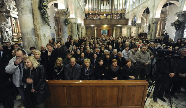 Zadar, 251212
Misu polnocku u katedrali svete Stosije predvodio je nadbiskup msgr. Zelimir Puljic.
Na fotografiji: detalj s mise;
Foto: Luka Gerlanc / CROPIX
