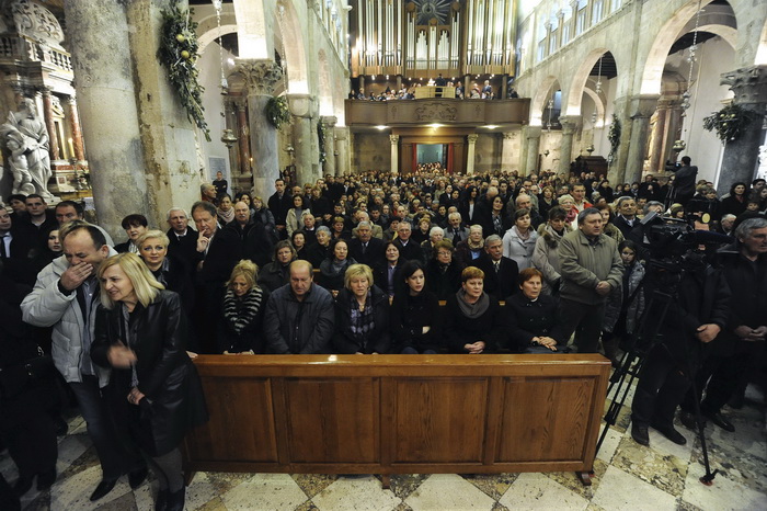 Zadar, 251212
Misu polnocku u katedrali svete Stosije predvodio je nadbiskup msgr. Zelimir Puljic.
Na fotografiji: detalj s mise;
Foto: Luka Gerlanc / CROPIX Zadar, 251212
Misu polnocku u katedrali svete Stosije predvodio je nadbiskup msgr. Zelimir Puljic.
Na fotografiji: detalj s mise;
Foto: Luka Gerlanc / CROPIX