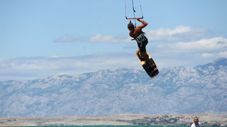 Nin, Zadar, 160712
Kitesurferi su iskoristili vjetrovit dan za uzivanje na plazi Zdrijac kraj Nina gdje se inace nalazi i kitesurfing skola.
Foto: Luka Gerlanc / CROPIX