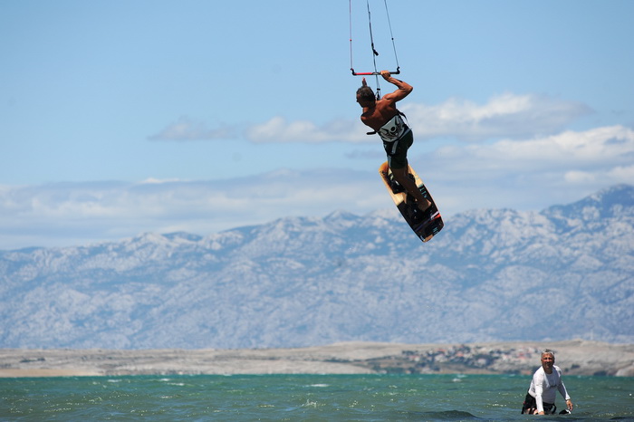 Nin, Zadar, 160712
Kitesurferi su iskoristili vjetrovit dan za uzivanje na plazi Zdrijac kraj Nina gdje se inace nalazi i kitesurfing skola.
Foto: Luka Gerlanc / CROPIX