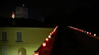 U znak sjećanja na stradanje Škabrnje i Vukovara učenici zadarske Pomorske škole zapalili su lampione na kruni Kopnenih vrata te na djelu bedema iznad lučice Foše.  Photo: Filip Brala/PIXSELL