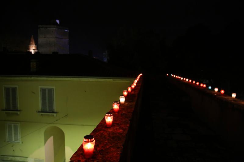 U znak sjećanja na stradanje Škabrnje i Vukovara učenici zadarske Pomorske škole zapalili su lampione na kruni Kopnenih vrata te na djelu bedema iznad lučice Foše.  Photo: Filip Brala/PIXSELL