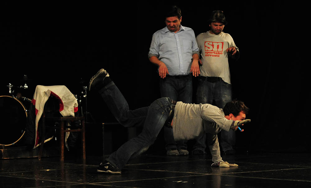 Zadar, 21.01.2013. snimio: Nenad Marčev
TEATAR EXIT, Zagreb
Saša Anočić
KAUBOJI
redatelj: Saša Anočić
igraju: Živko Anočić, Matija Antolić,
Hrvoje Barišić, Krunoslav Klabučar,
Rakan Rushaidat, Radovan Ruždjak i Ivana Rushaidat
izvan pre Zadar, 21.01.2013. snimio: Nenad Marčev
TEATAR EXIT, Zagreb
Saša Anočić
KAUBOJI
redatelj: Saša Anočić
igraju: Živko Anočić, Matija Antolić,
Hrvoje Barišić, Krunoslav Klabučar,
Rakan Rushaidat, Radovan Ruždjak i Ivana Rushaidat
izvan pre