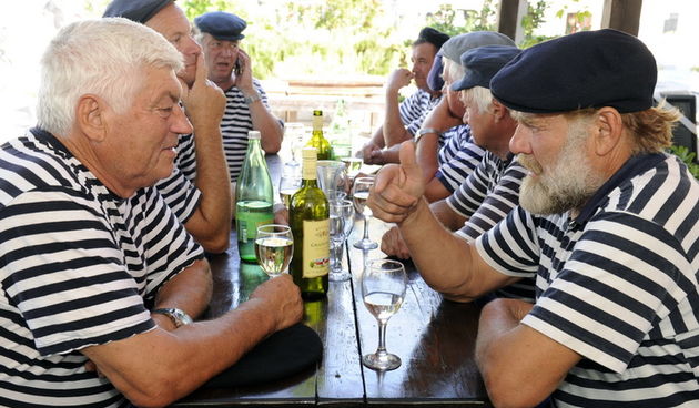 Murter, 021011.
U Murteru odrzana tradicionalna regata brodica ” Latinsko idro” gdje je sudjelovalo sedamdesetak posada.
Na slici: razgovori pred regatu.
Foto: Jadran Babic / CROPIX