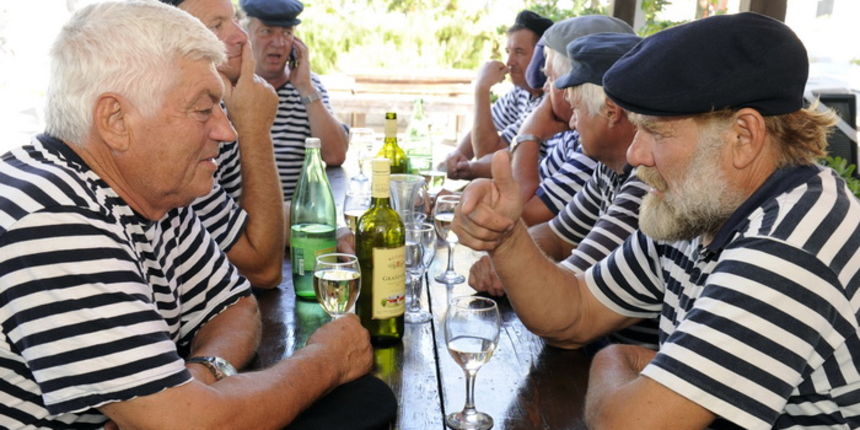 Murter, 021011.
U Murteru odrzana tradicionalna regata brodica ” Latinsko idro” gdje je sudjelovalo sedamdesetak posada.
Na slici: razgovori pred regatu.
Foto: Jadran Babic / CROPIX Murter, 021011.
U Murteru odrzana tradicionalna regata brodica ” Latinsko idro” gdje je sudjelovalo sedamdesetak posada.
Na slici: razgovori pred regatu.
Foto: Jadran Babic / CROPIX