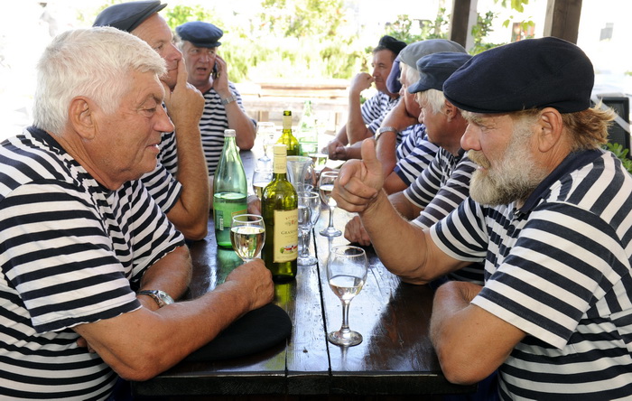 Murter, 021011.
U Murteru odrzana tradicionalna regata brodica ” Latinsko idro” gdje je sudjelovalo sedamdesetak posada.
Na slici: razgovori pred regatu.
Foto: Jadran Babic / CROPIX Murter, 021011.
U Murteru odrzana tradicionalna regata brodica ” Latinsko idro” gdje je sudjelovalo sedamdesetak posada.
Na slici: razgovori pred regatu.
Foto: Jadran Babic / CROPIX