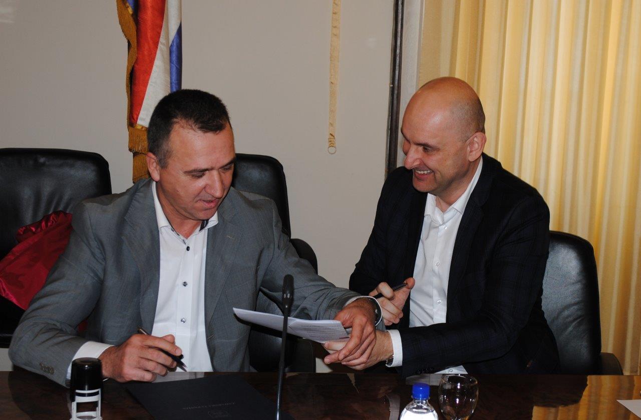 Ministar Tolušić potpisao ugovore za sanaciju šteta od poplave Ministar Tolušić potpisao ugovore za sanaciju šteta od poplave