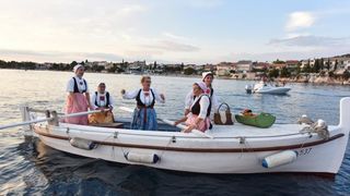 Krapanj: Održana tradicionalna ženska regata gajeta na vesla. Photo: Hrvoje Jelavić/PIXSELL Krapanj: Održana tradicionalna ženska regata gajeta na vesla. Photo: Hrvoje Jelavić/PIXSELL