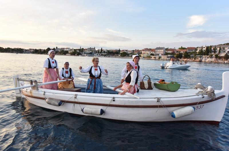 Krapanj: Održana tradicionalna ženska regata gajeta na vesla. Photo: Hrvoje Jelavić/PIXSELL Krapanj: Održana tradicionalna ženska regata gajeta na vesla. Photo: Hrvoje Jelavić/PIXSELL