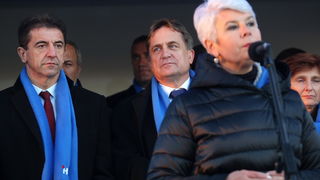 Zadar, 261111.
Parlamentarni izbori 2011.
Predsjednica HDZ-a Jadranka Kosor danas se u Skabrnji kod spomen-obiljezja poklonila vojnim i civilnim zrtvama Domovinskog rata, a potom je na Trgu dr. Franje Tudjmana odrzala predizborni govor i druzila se sa gra Zadar, 261111.
Parlamentarni izbori 2011.
Predsjednica HDZ-a Jadranka Kosor danas se u Skabrnji kod spomen-obiljezja poklonila vojnim i civilnim zrtvama Domovinskog rata, a potom je na Trgu dr. Franje Tudjmana odrzala predizborni govor i druzila se sa gra