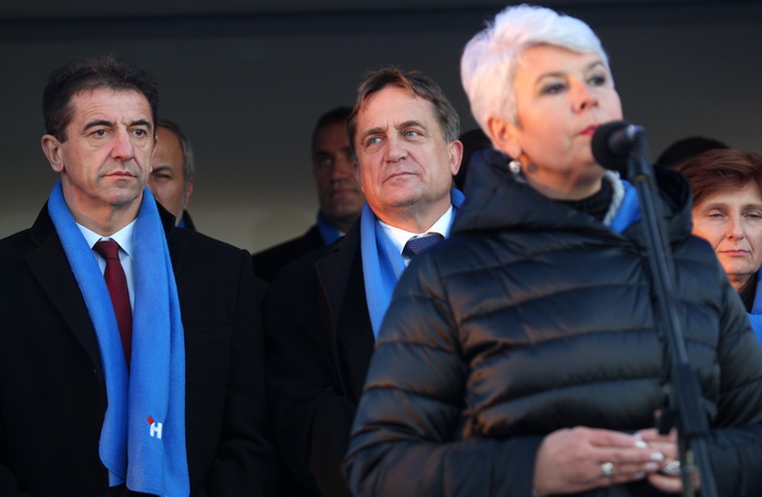 Zadar, 261111.
Parlamentarni izbori 2011.
Predsjednica HDZ-a Jadranka Kosor danas se u Skabrnji kod spomen-obiljezja poklonila vojnim i civilnim zrtvama Domovinskog rata, a potom je na Trgu dr. Franje Tudjmana odrzala predizborni govor i druzila se sa gra Zadar, 261111.
Parlamentarni izbori 2011.
Predsjednica HDZ-a Jadranka Kosor danas se u Skabrnji kod spomen-obiljezja poklonila vojnim i civilnim zrtvama Domovinskog rata, a potom je na Trgu dr. Franje Tudjmana odrzala predizborni govor i druzila se sa gra