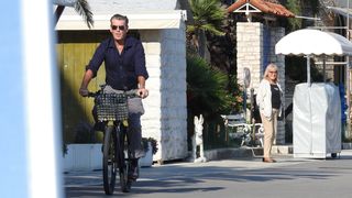 Može li bivši James Bond ‘proći’ kao obični turist? Pierce Brosnan na Visu pokazao još jedan talent