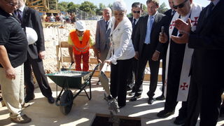 Zadar, 020810.
Jadranka Kosor polozila je kamen temeljac za zgradu u kojoj ce biti 65 stanova za hrvatske ratne vojne invalide. Gradiliste se nalazi u ulici Krste Odaka
Na fotografiji premijerka polaze kamen telmeljac.
Foto: Jure Miskovic / CROPIX