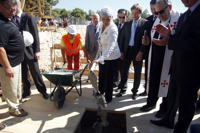 Zadar, 020810.
Jadranka Kosor polozila je kamen temeljac za zgradu u kojoj ce biti 65 stanova za hrvatske ratne vojne invalide. Gradiliste se nalazi u ulici Krste Odaka
Na fotografiji premijerka polaze kamen telmeljac.
Foto: Jure Miskovic / CROPIX