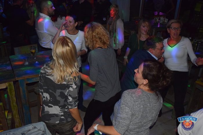 Songbusters i Elena Stella @ Famous Beach Bar & Grill Songbusters i Elena Stella @ Famous Beach Bar & Grill