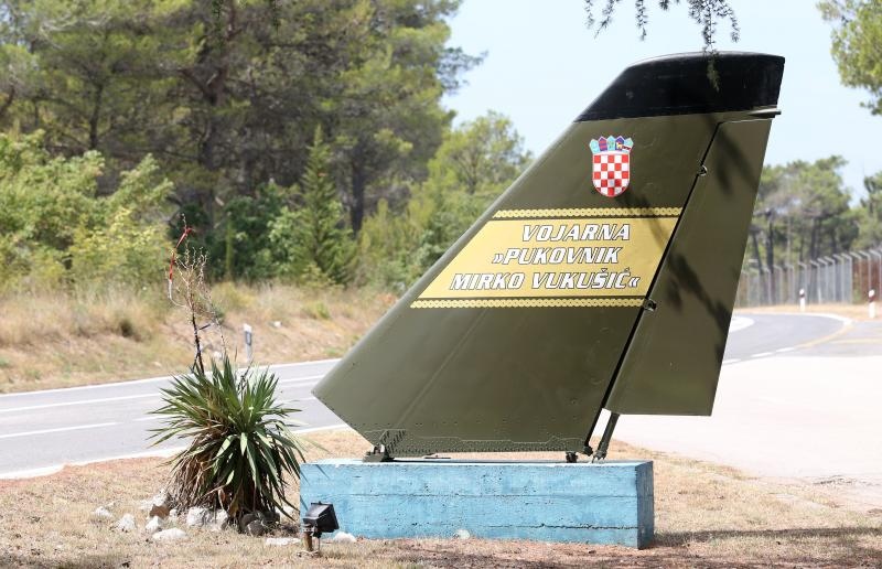 Plenković i Krstičević posjetili zračnu bazu Zemunik i protupožarnu eskadrilu Plenković i Krstičević posjetili zračnu bazu Zemunik i protupožarnu eskadrilu