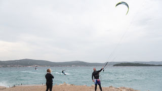 Južina nekima donosi glavobolju, surferima i kajterima je prava radost. Tako je bilo i jučer. Na biogradskoj plaži Dražica okupilo se dvadesetak ljubitelja vjetra, većina iz kiteboarding kluba Badevana-surf iz Zagreba. Iako su po meteorološkoj prognozi oč