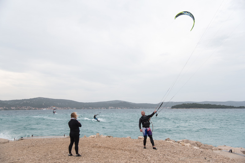Južina nekima donosi glavobolju, surferima i kajterima je prava radost. Tako je bilo i jučer. Na biogradskoj plaži Dražica okupilo se dvadesetak ljubitelja vjetra, većina iz kiteboarding kluba Badevana-surf iz Zagreba. Iako su po meteorološkoj prognozi oč