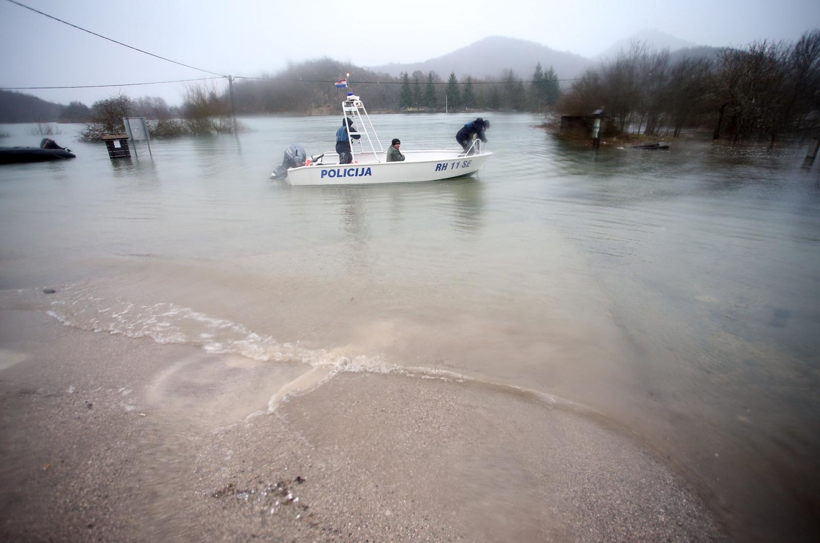 Na području Kosinja proglašeno izvanredno stanje obrane od poplava Na području Kosinja proglašeno izvanredno stanje obrane od poplava