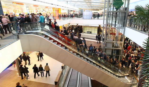 Zadar, 111110.
U zadru je  otvoren shoping centar Supernova, cije je otvaranje bilo najavljeno je za 09, pa za 14 sati, a otvoren  je malo prije 16 sati zbog tehnickog pregleda zgrade.
Na fotografiji: prvi kupcu u supernovi.
Foto: Vladimir Ivanov / CROPIX