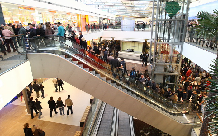 Zadar, 111110.
U zadru je  otvoren shoping centar Supernova, cije je otvaranje bilo najavljeno je za 09, pa za 14 sati, a otvoren  je malo prije 16 sati zbog tehnickog pregleda zgrade.
Na fotografiji: prvi kupcu u supernovi.
Foto: Vladimir Ivanov / CROPIX