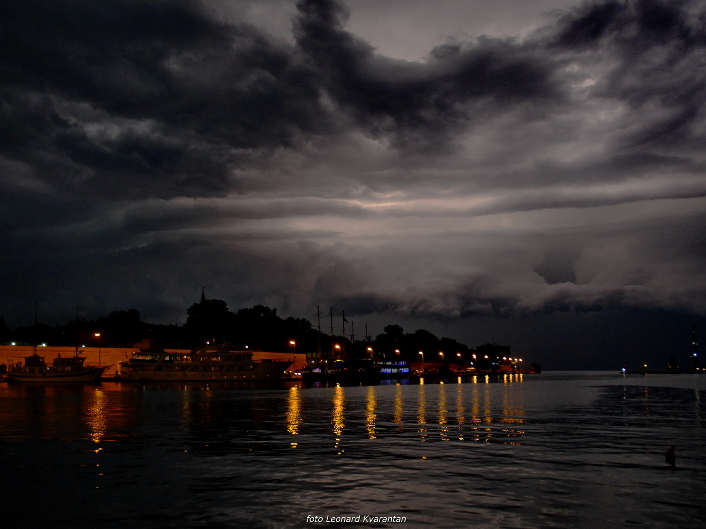 Munje nad zadarskom lukom