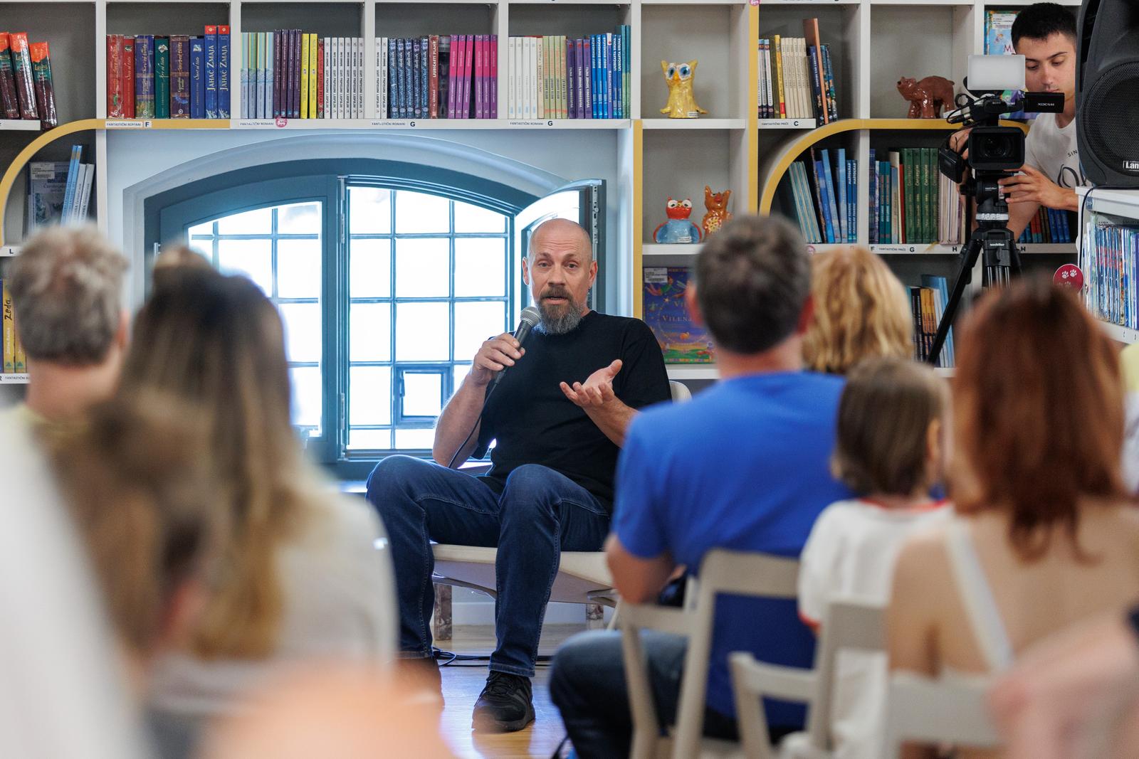 Boris Dežulović predstavio svoju novu knjigu Život i snoviđenja neustrašivog žohara Zaštomira Boris Dežulović predstavio svoju novu knjigu Život i snoviđenja neustrašivog žohara Zaštomira