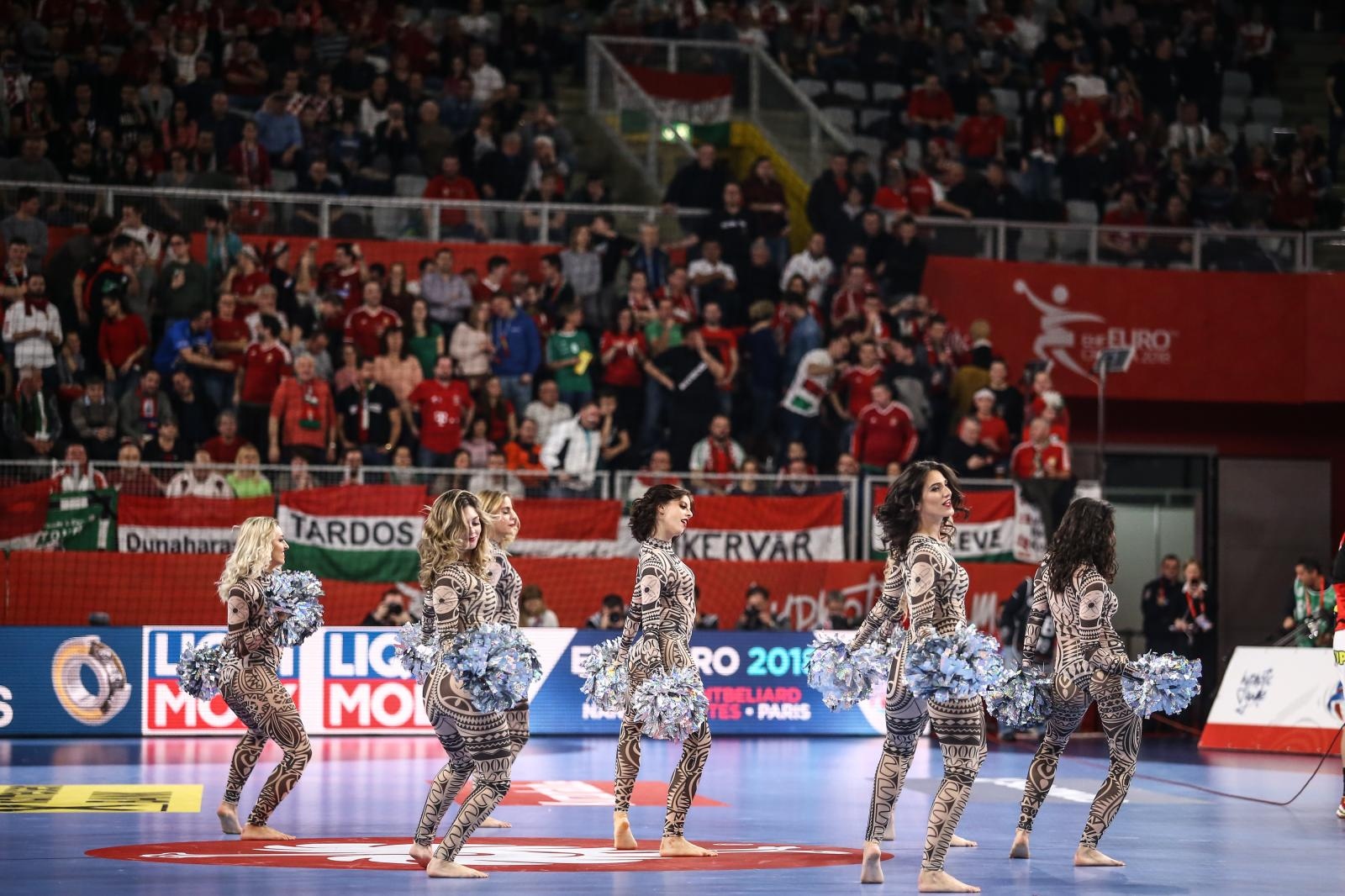 Plesačice zabavljale gledatelje na utakmici Danske i Mađarske