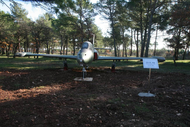 Zemunik: Muzej aviona i helikoptera na otvorenom