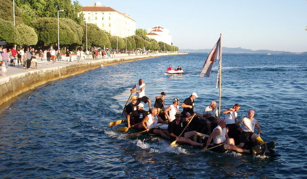Zadar, 280611
Veterani 4. gardijske brigade su u utorak predvecer u akciji od Prevlake do Maslenice doveslali ladjom do zadarske rive. Veslali su od pajkostana, a u srijedu nastavljaju prema Ninu, a potom prema Novigradskom moru.
Foto: Edvard Sprljan