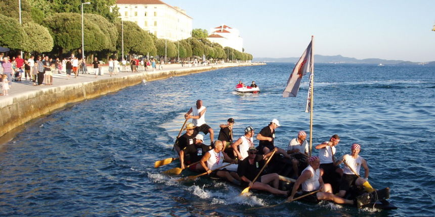 Zadar, 280611
Veterani 4. gardijske brigade su u utorak predvecer u akciji od Prevlake do Maslenice doveslali ladjom do zadarske rive. Veslali su od pajkostana, a u srijedu nastavljaju prema Ninu, a potom prema Novigradskom moru.
Foto: Edvard Sprljan