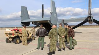Djelatnici iz vojarne u Zemuniku obišli američke Osprey-e Djelatnici iz vojarne u Zemuniku obišli američke Osprey-e