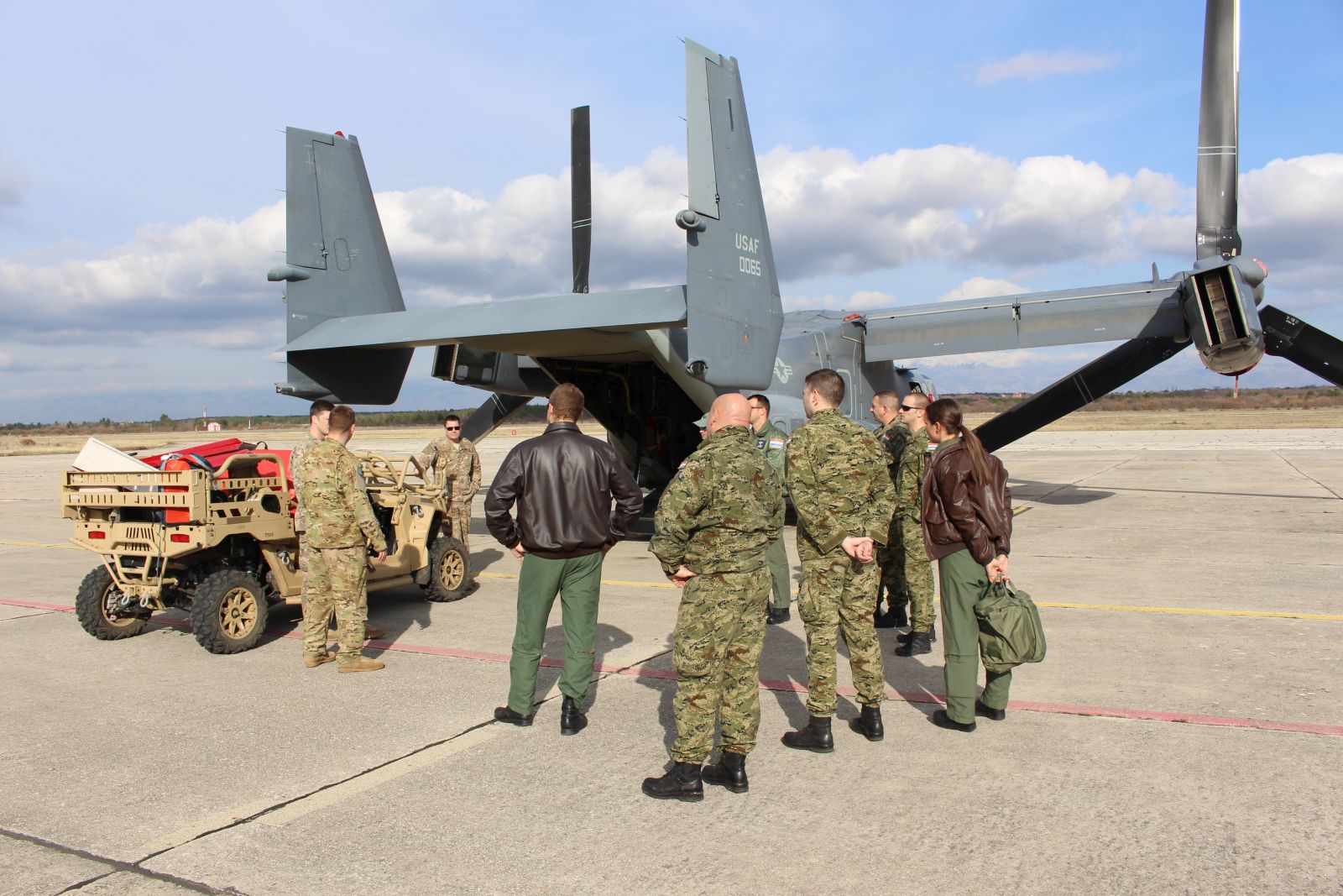 Djelatnici iz vojarne u Zemuniku obišli američke Osprey-e Djelatnici iz vojarne u Zemuniku obišli američke Osprey-e