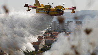 Zadar, 270810
Veliki pozar izbio je danas popodne u Zadru na podrucju izmedju kvarta Bili brig i put Bokanjca. Vatrogasci su i dalje na terenu te se bore sa vatrom da ne dodje do obliznjih kuca.
Foto: Jure Miskovic / CROPIX