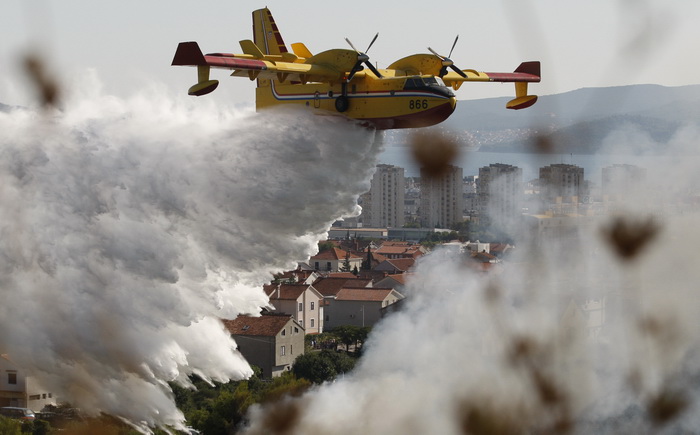Zadar, 270810
Veliki pozar izbio je danas popodne u Zadru na podrucju izmedju kvarta Bili brig i put Bokanjca. Vatrogasci su i dalje na terenu te se bore sa vatrom da ne dodje do obliznjih kuca.
Foto: Jure Miskovic / CROPIX