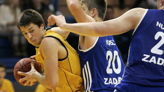 Split, 090413.
Kosarkaska utakmica 4. kola A1 kosarkaske lige Split Zadar odigrana je u dvorani na Gripama.
Na fotografiji: Sobin (zuti Split).
Foto : Jakov Prkic / Cropix Split, 090413.
Kosarkaska utakmica 4. kola A1 kosarkaske lige Split Zadar odigrana je u dvorani na Gripama.
Na fotografiji: Sobin (zuti Split).
Foto : Jakov Prkic / Cropix