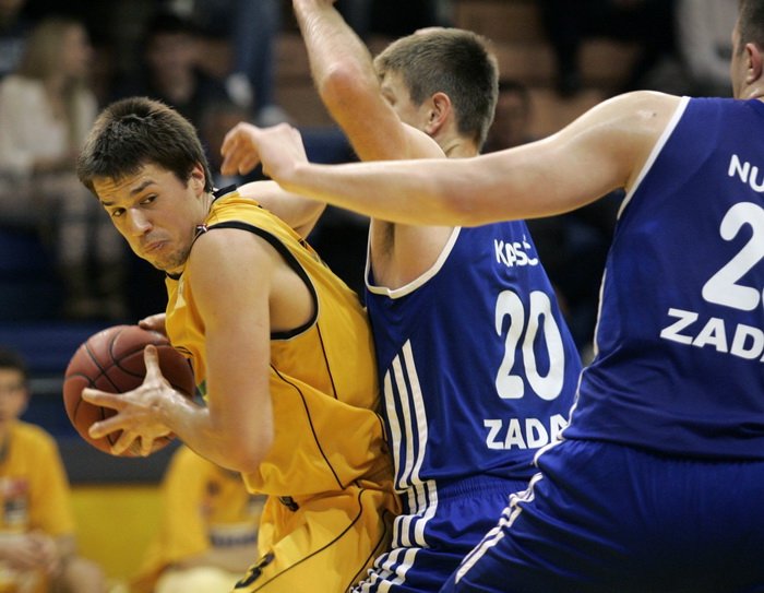 Split, 090413.
Kosarkaska utakmica 4. kola A1 kosarkaske lige Split Zadar odigrana je u dvorani na Gripama.
Na fotografiji: Sobin (zuti Split).
Foto : Jakov Prkic / Cropix Split, 090413.
Kosarkaska utakmica 4. kola A1 kosarkaske lige Split Zadar odigrana je u dvorani na Gripama.
Na fotografiji: Sobin (zuti Split).
Foto : Jakov Prkic / Cropix