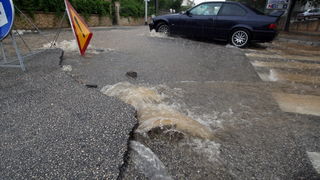 Zadar, 010912.
Nakon visemjesecne suse u Zadru se u subotu ujutro dogodio potop. Kisa je uz povremenu jaku grmljavinu pocela padati pred zoru, oko pet sati i jos nije prestala padati. Ogromne kolicine kise prekrile su prometnice na godinama poznatim kriti