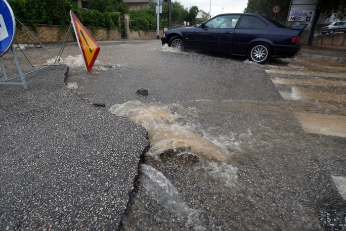 Zadar, 010912.
Nakon visemjesecne suse u Zadru se u subotu ujutro dogodio potop. Kisa je uz povremenu jaku grmljavinu pocela padati pred zoru, oko pet sati i jos nije prestala padati. Ogromne kolicine kise prekrile su prometnice na godinama poznatim kriti