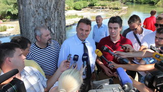 Zadar, 050811.
U Kastel Zegarskom na izletistu Mlinice na Zrmanji druzili su se clanovi aktivisti izborne jedinice sa celnicima Kastavske skupine – Zoranom Milanovicem, Radimirom Cacicem i Silvanom Hreljom.
Na slici: Hrelja, Milanovic i Cacic daju izjavu Zadar, 050811.
U Kastel Zegarskom na izletistu Mlinice na Zrmanji druzili su se clanovi aktivisti izborne jedinice sa celnicima Kastavske skupine – Zoranom Milanovicem, Radimirom Cacicem i Silvanom Hreljom.
Na slici: Hrelja, Milanovic i Cacic daju izjavu