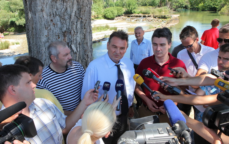 Zadar, 050811.
U Kastel Zegarskom na izletistu Mlinice na Zrmanji druzili su se clanovi aktivisti izborne jedinice sa celnicima Kastavske skupine – Zoranom Milanovicem, Radimirom Cacicem i Silvanom Hreljom.
Na slici: Hrelja, Milanovic i Cacic daju izjavu Zadar, 050811.
U Kastel Zegarskom na izletistu Mlinice na Zrmanji druzili su se clanovi aktivisti izborne jedinice sa celnicima Kastavske skupine – Zoranom Milanovicem, Radimirom Cacicem i Silvanom Hreljom.
Na slici: Hrelja, Milanovic i Cacic daju izjavu