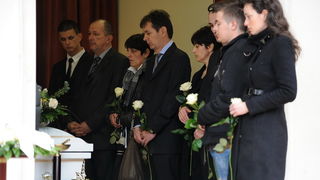 Zadar, 300313.
Sprovod djevojcice Nore Situm koja je prosli tjedan preminula u bolnici u Philadelphiji nakon duge i teske bolesti, odrzao se danas na gradskom groblju u Zadru. Na sprovodu je bilo nekoliko stotina ljudi, obitelji i prijatelja.
Na fotografi Zadar, 300313.
Sprovod djevojcice Nore Situm koja je prosli tjedan preminula u bolnici u Philadelphiji nakon duge i teske bolesti, odrzao se danas na gradskom groblju u Zadru. Na sprovodu je bilo nekoliko stotina ljudi, obitelji i prijatelja.
Na fotografi