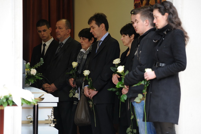 Zadar, 300313.
Sprovod djevojcice Nore Situm koja je prosli tjedan preminula u bolnici u Philadelphiji nakon duge i teske bolesti, odrzao se danas na gradskom groblju u Zadru. Na sprovodu je bilo nekoliko stotina ljudi, obitelji i prijatelja.
Na fotografi Zadar, 300313.
Sprovod djevojcice Nore Situm koja je prosli tjedan preminula u bolnici u Philadelphiji nakon duge i teske bolesti, odrzao se danas na gradskom groblju u Zadru. Na sprovodu je bilo nekoliko stotina ljudi, obitelji i prijatelja.
Na fotografi