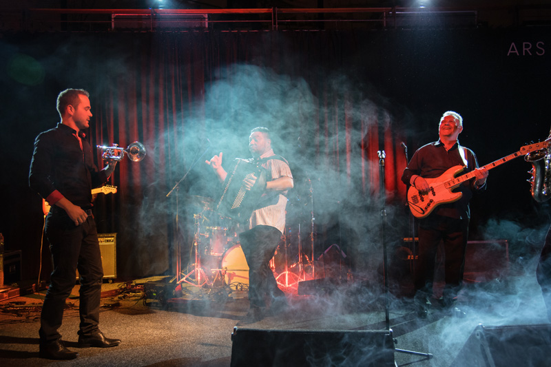 Esma Redžepova, prateći bend Folk Masters i gost Ibus Ibraimovski @ Arsenal Zadar Esma Redžepova, prateći bend Folk Masters i gost Ibus Ibraimovski @ Arsenal Zadar