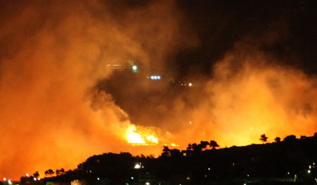 Solin, Rupotina Nincevici, 110312. 
Veceras pod olujnom burom buknio je veliki sumski pozar koji je hara nedaleko od kuca.
Foto: Zvonimir Barisin / CROPIX